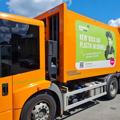Bild vergrößern: Biotour mit Werbetafel "Kein' Bock auf Plastik im Bioabfall"