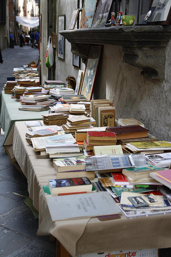 Bild vergrößern: Bücherverkauf vor dem Geschäft