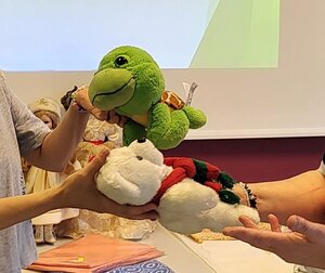 Bild vergr&ouml;&szlig;ern: &Uuml;bergabe Kuscheltiere auf der Tauschb&ouml;rse 2025